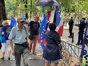 Mateusz Kijowski wśród protestujących przed Trybunałem Konstytucyjnym 