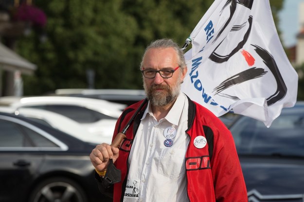 Mateusz Kijowski z flagą KOD-u podczas jednej z lipcowych demonstracji przeciwko PiS-owskim zmianom w sądownictwie /Jan A. Nicolas/DPA /PAP