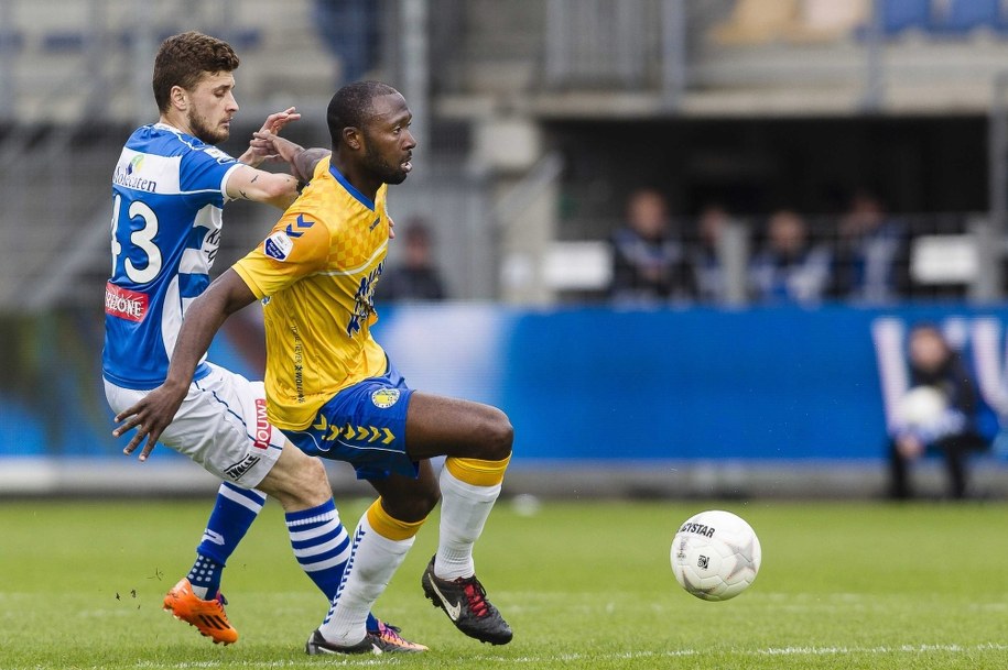 Mateusz Klich (po lewej) i Evander Sno z RKC Waalwijk /Toin Damen /PAP/EPA