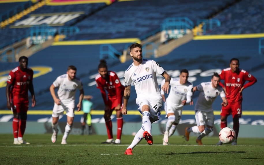 Mateusz Klich strzelający gola w meczu przeciwko Fulham /PAP/EPA/CARL RECINE / POOL /PAP/EPA