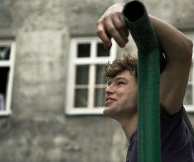 Mateusz Kościukiewicz w scenie z filmu "Bez wstydu"