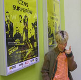 Mateusz Maksiak (Rysio) przed plakatem filmu "Czas surferów" /INTERIA.PL