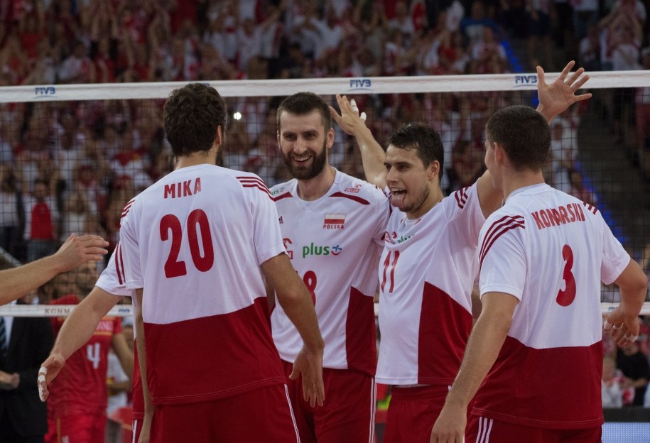 Mateusz Mika, Marcin Możdżonek, Fabian Drzyzga i Dawid Konarski fetują wygraną z Francją w meczu grupy E MŚ siatkarzy w Łodzi /Grzegorz Michałowski /PAP