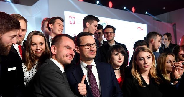 Mateusz Morawiecki (C) i młodzież podczas gali programu stypendialnego „100 na 100" /INTERIA.PL