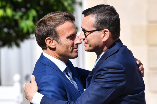 Mateusz Morawiecki i Emmanuel Macron podczas powitania w Paryżu /Radek Pietruszka /PAP