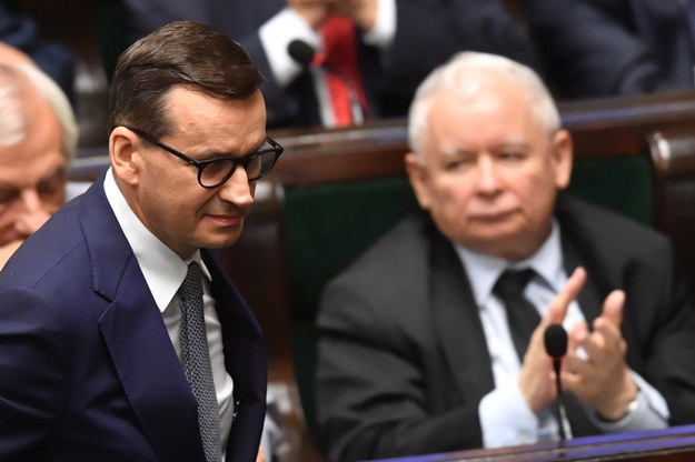 Mateusz Morawiecki i Jarosław Kaczyński w Sejmie /Radek Pietruszka /PAP