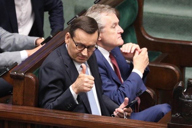 Mateusz Morawiecki i Piotr Gliński na sali obrad Sejmu /Tomasz Gzell /PAP