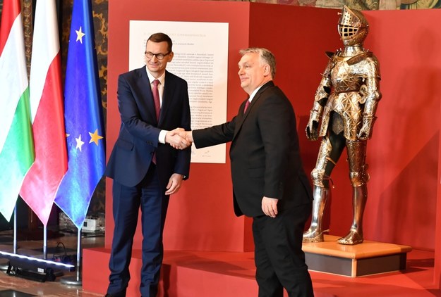 Mateusz Morawiecki i Viktor Orban podczas uroczystości przekazania zbroi /Art Service 2 /PAP