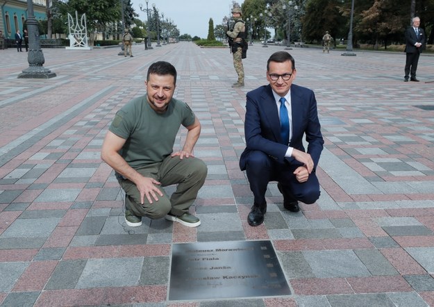 Mateusz Morawiecki i Wołodymyr Zełenski przy tablicy w Alei Odważnych /SERGEY DOLZHENKO /PAP/EPA