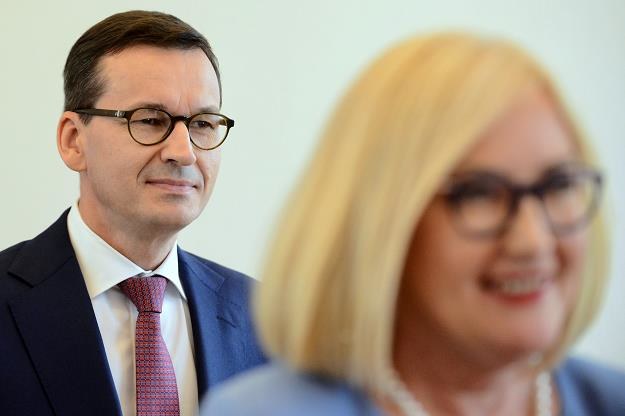 Mateusz Morawiecki (L) i rzeczniczka rządu Joanna Kopcińska (P) /PAP