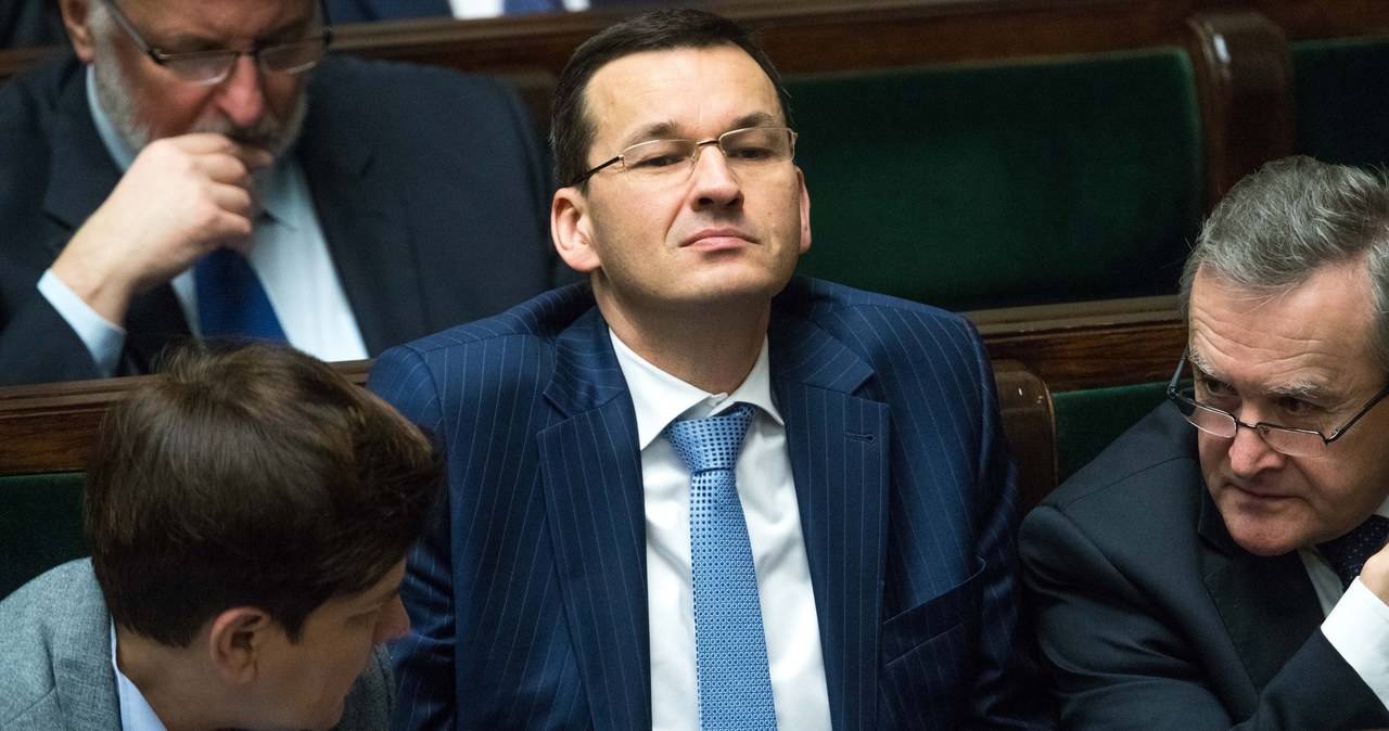 Mateusz Morawiecki na posiedzeniu Sejmu, po jego lewej Beata Szydło, a po prawej Piotr Gliński /Adam Zwart /Reporter