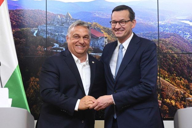 Mateusz Morawiecki (po prawej) - podobnie jak wcześniej premier Węgier Viktor Orban - oficjalnie zagroził Unii wetem budżetowym / 	Radek Pietruszka   /PAP