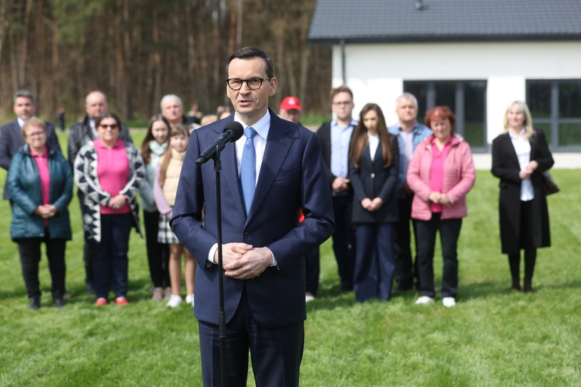 Mateusz Morawiecki podczas piątkowej wizyty w Zarannej /Rafał Guz /PAP