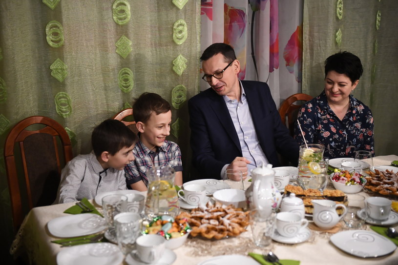 Mateusz Morawiecki podczas spotkania z rodziną wielodzietną w Gołczy / 	Radek Pietruszka   /PAP
