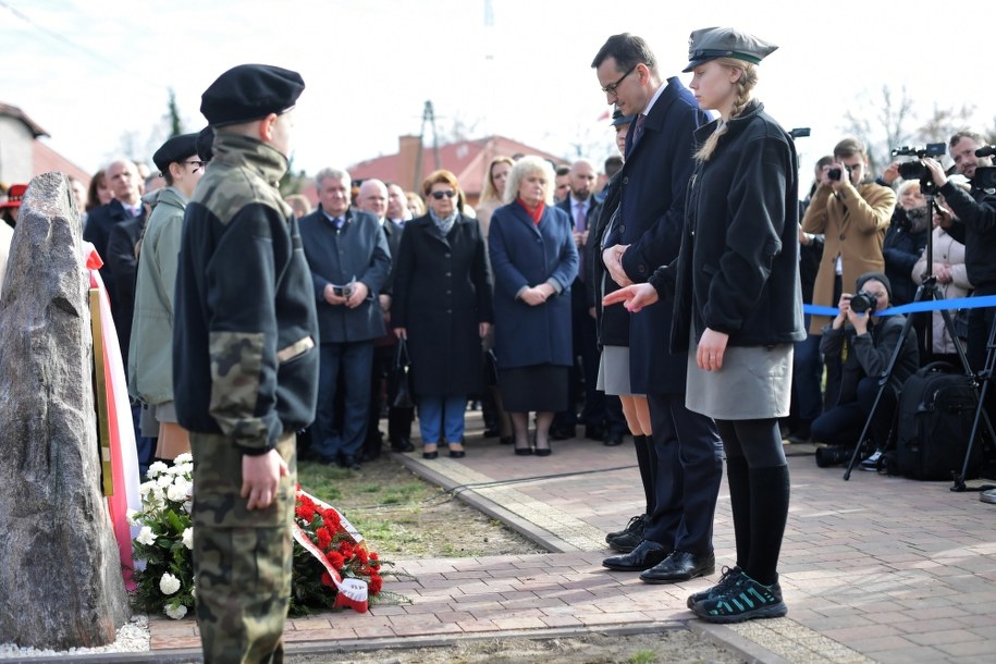 Mateusz Morawiecki podczas uroczystości odsłonięcia tablicy dedykowanej Mieszkańcom Gminy Sadowne /Przemysław Piątkowski /PAP