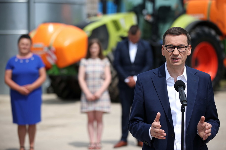 Mateusz Morawiecki podczas wizyty w gospodarstwie rolnym w Będkowicach (pow. krakowski) /	Łukasz Gągulski /PAP