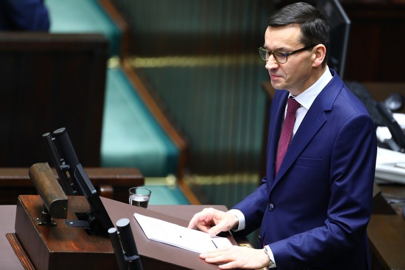 https://i.iplsc.com/mateusz-morawiecki-podczas-wyglaszania-swojego-expose/00071XPK5CDQO5RC-C122-F4.jpg