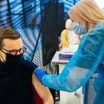 Mateusz Morawiecki przyjął trzecią dawkę szczepionki przeciw COVID-19 