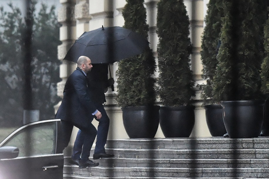 Mateusz Morawiecki w drodze na spotkanie ze Zbigniewem Ziobrą w kancelarii premiera /Radek Pietruszka /PAP