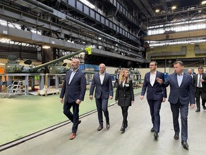 Mateusz Morawiecki w Gliwicach. "Będzie tu centrum serwisowania Leopardów"