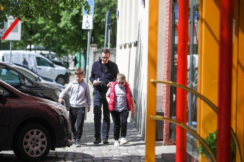 Mateusz Morawiecki z dziećmi w drodze na spektakl /pomponik.pl