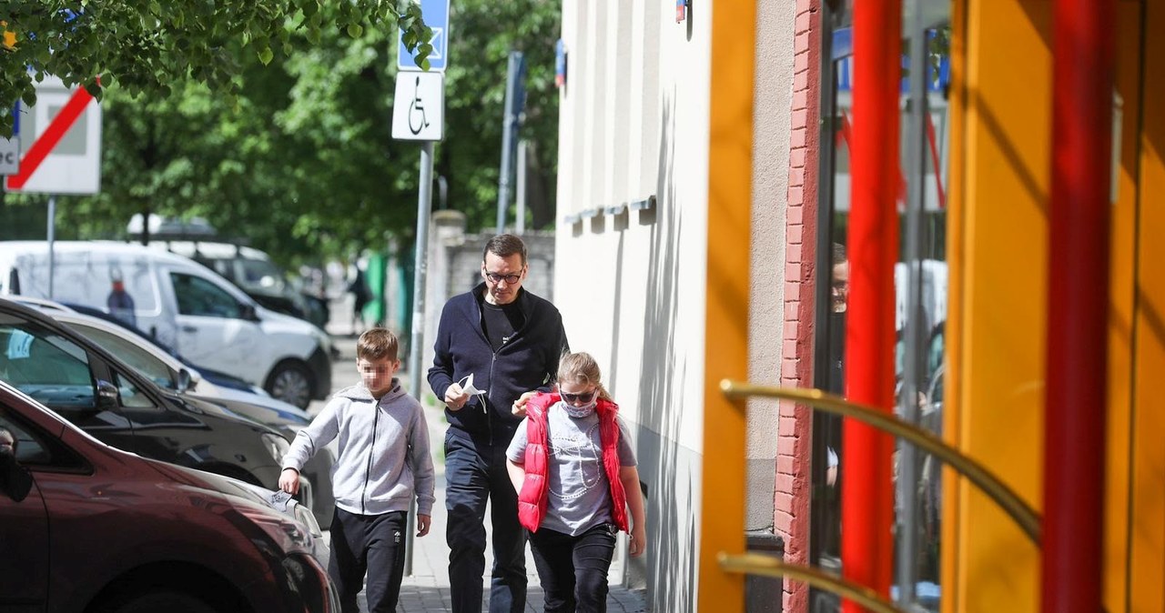 Mateusz Morawiecki z dziećmi w drodze na spektakl /pomponik.pl