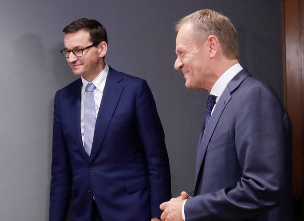 Mateusz Morawiecki (z lewej) i Donald Tusk /OLIVIER HOSLET / POOL /PAP/EPA