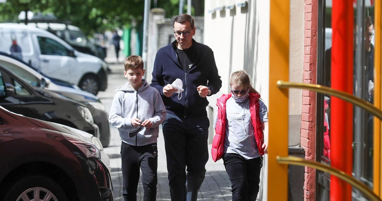 Mateusz Morawiecki z Magdaleną i Ignacym w drodze do teatru /pomponik.pl