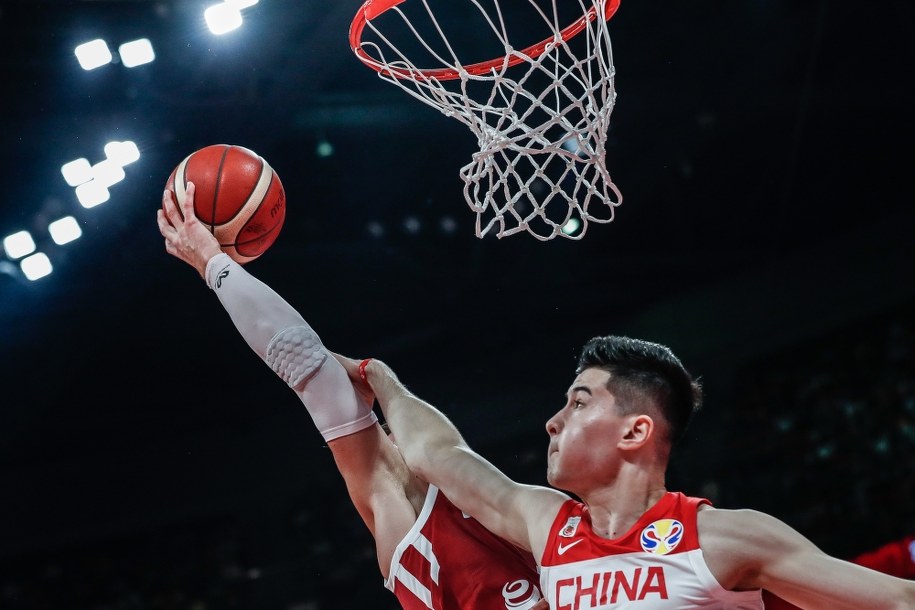 Mateusz Ponitka i Abudushalamu Abudurexiti /ROMAN PILIPEY /PAP/EPA