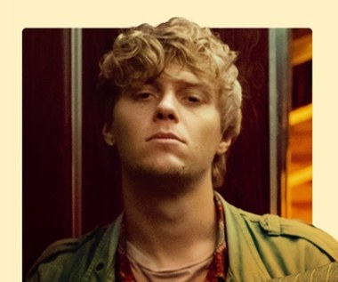 "Mateusz przepięknie rysuje i zanim zaczęliśmy zdjęcia, rozrysował film w formie komiksu. Widzowie mogą się spodziewać bardzo kreatywnych ujęć i rozwiązań wizualnych, których w polskim kinie raczej się nie spotyka" - stwierdza Jakub Gierszał, którego zobaczymy w roli Antosa - jednego z członków ferajny Najmro. 