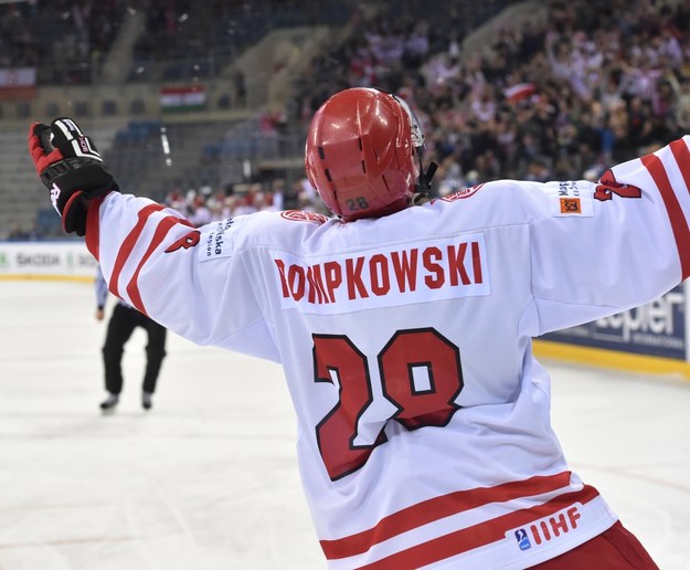 Mateusz Rompkowski fetuje strzelenie trzeciej bramki dla reprezentacji Polski w meczu z Ukrainą na hokejowych mistrzostwach świata Dywizji 1A w Krakowie /Jacek Bednarczyk /PAP