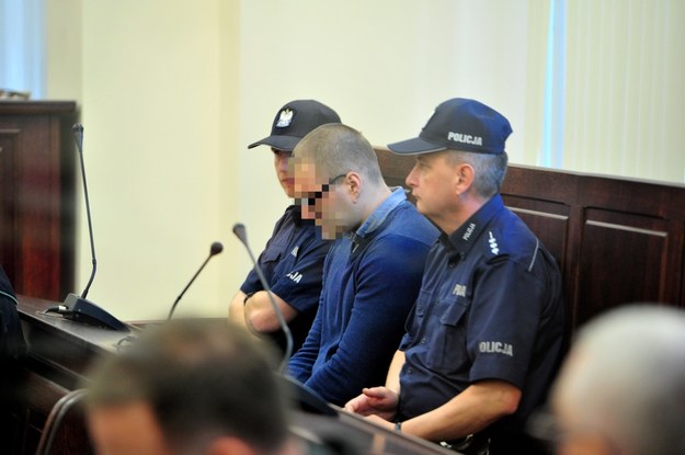 Mateusz S. na ławie oskarżonych przed rozpoczęciem procesu, 23 września 2014 /Marcin Bielecki /PAP