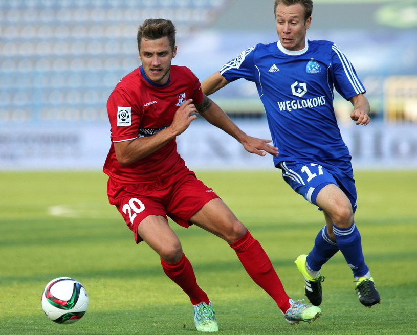 Mateusz Szczepaniak (z lewej) strzelił dla Podbeskidzia gola w meczu z Ruchem /PAP