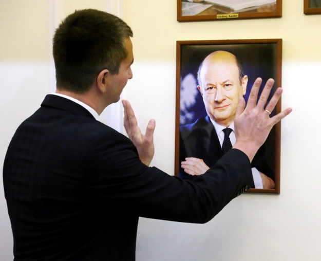 Mateusz Szczurek przed zdjęciem swojego poprzednika /Tomasz Gzell /PAP