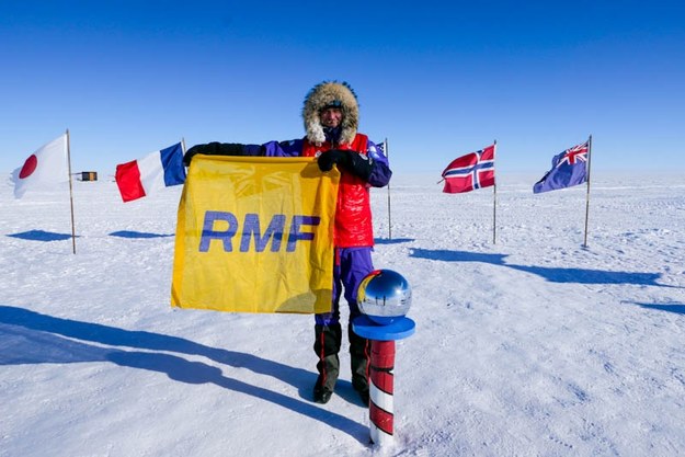 Mateusz Waligóra na biegunie południowym pojawił się z żółto-niebieską flagą RMF FM /Materiały prasowe