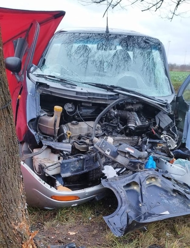 Matiz uderzył w drzewo. Do tragicznego wypadku doszło w wielkopolskiej miejscowości Oporzyn /KPP Wągrowiec /