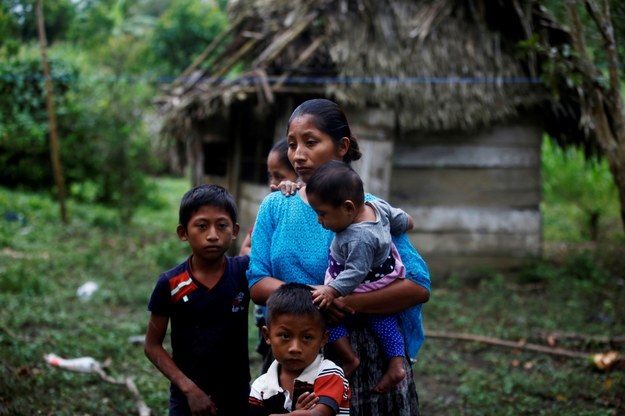 Matka 7-latki została w Gwatemali z pozostałymi dziećmi /ESTEBAN BIBA /PAP/EPA