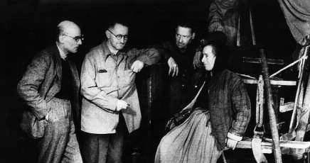 Matka Courage (Helene Weigel, pierwsza z prawej) podczas próby spektaklu; od lewej reżyser Erich Engel, Bertolt Brecht i kompozytor Paul Dessau, teatr Berliner Ensembles, 1949 r. /Encyklopedia Internautica