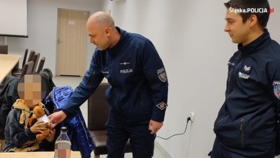 Matka leżała pijana na trawniku. Obok stał przerażony chłopiec 