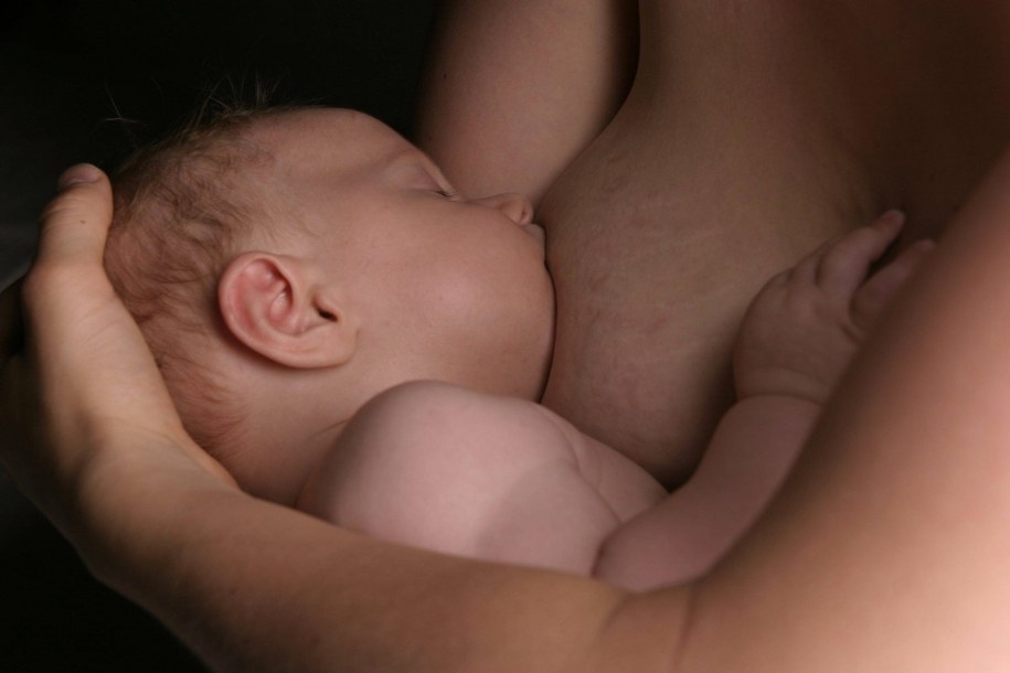 Matka odwołała się od decyzji zakazującej jej karmienia syna piersią /DPA/J. Menzel / CHROMORANGE    /PAP