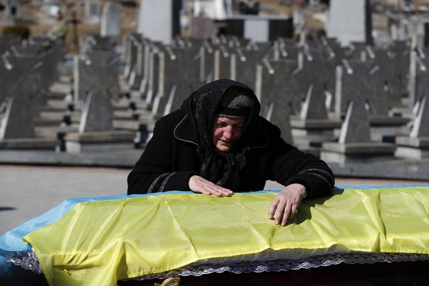 Matka opłakująca swojego syna, ukraińskiego żołnierza, który zginął w walce /ATEF SAFADI  /PAP/EPA