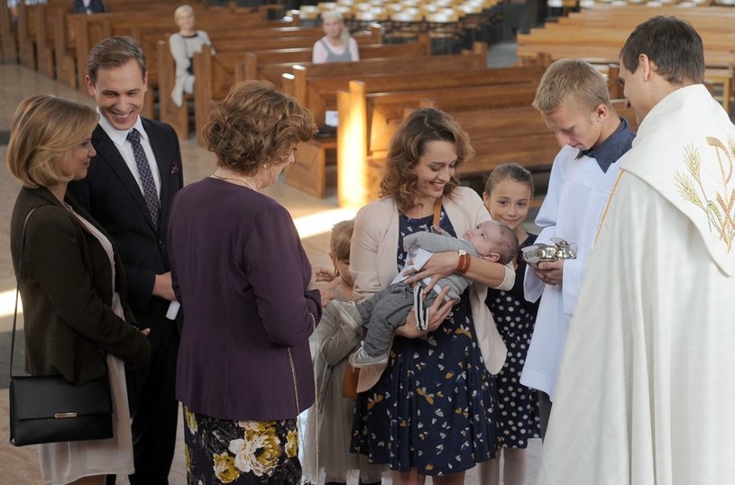 Matka Rafałka jest szczęśliwa, a rodzice chrzestni uśmiechają się do siebie. /Agencja W. Impact