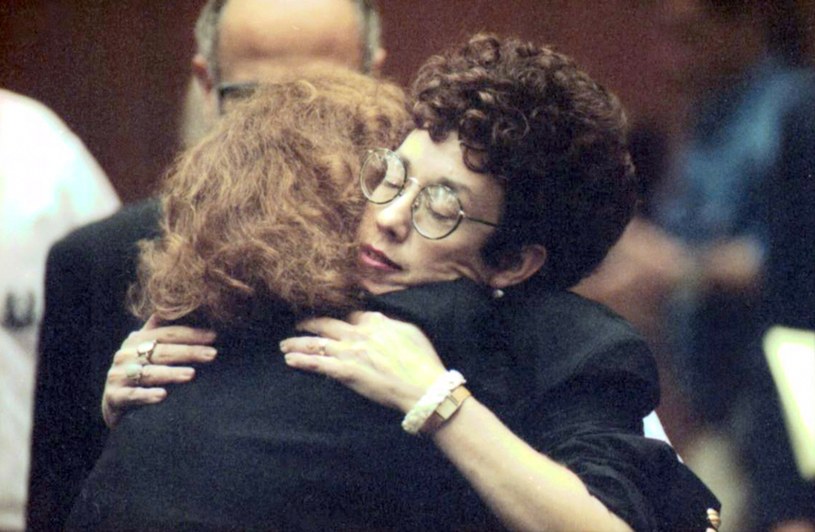 Matka Rebeki Schaeffer, Danna, ściska prokurator Marcię Clark po tym, jak Robert John Bardo został uznany winnym morderstwa z premedytacją /Anacleto Rapping / Los Angeles /Getty Images