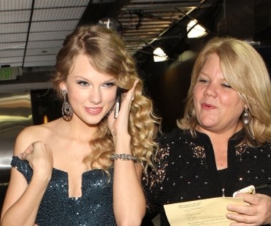 Matka Taylor Swift ma raka. Fani wspierają artystkę