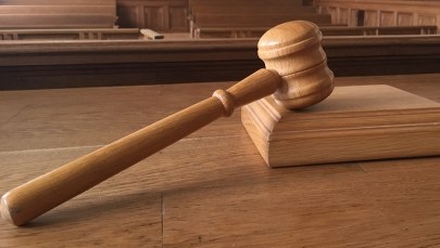 Matka trójki dzieci, które zginęły w pożarze, stanie przed sądem