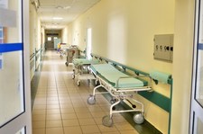 Matka trzymała 12-latkę w klatce. Za wódkę sprzedawała córkę pedofilom