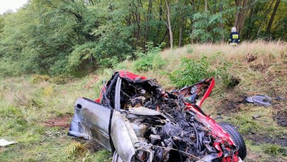 Matka wyciągnęła z płonącego samochodu dwoje dzieci. Auto zderzyło się z szynobusem