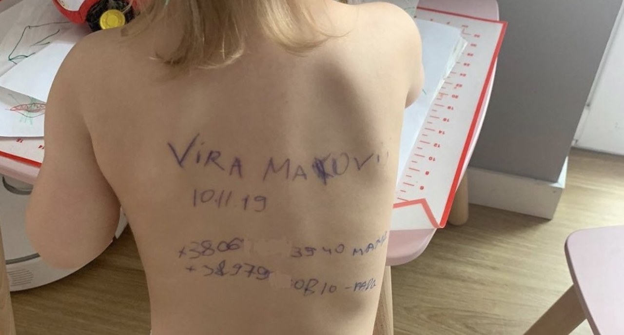 Matka wypisała na jej plecach dane. Mała Wira z Ukrainy jest już we Francji