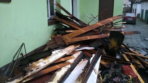 Matka z dwójką dzieci trafiła do szpitala po pożarze mieszkania w kamienicy w Czechowicach-Dziedzicach. /Marcin Buczek /RMF FM