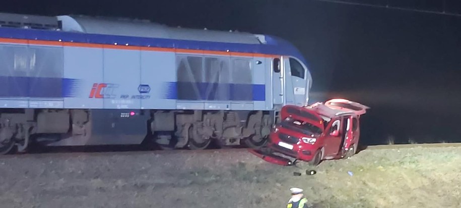 Matka z dwójką dzieci wjechała pod pociąg. To cud, że przeżyli /OSP KSRG Biecz /Facebook